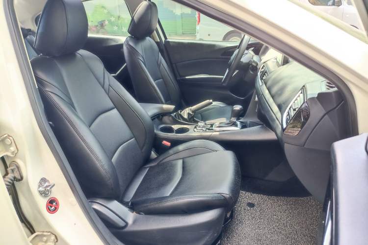 Used Mazda 3 Axela 2016 Sedan 1.5L Automatic Luxury Model Interior 5