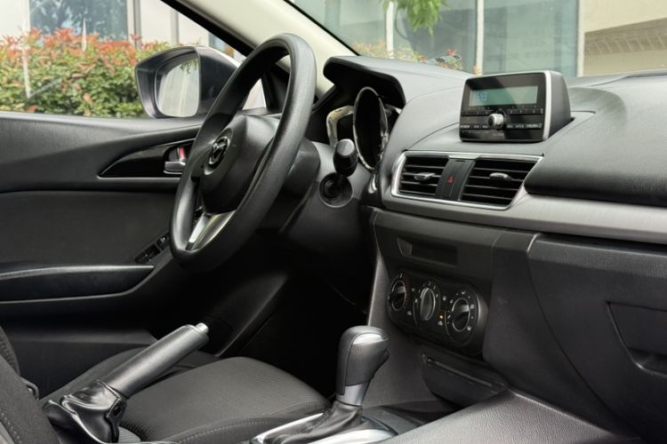 Used Mazda 3 Axela 2016 Sedan 1.5L Automatic Comfort Model Interior 6