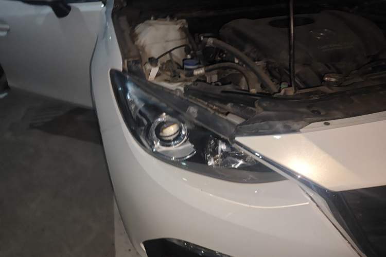 Used Mazda 3 Axela 2016 Hatchback 1.5L Automatic Comfort Model Right Front Headlight