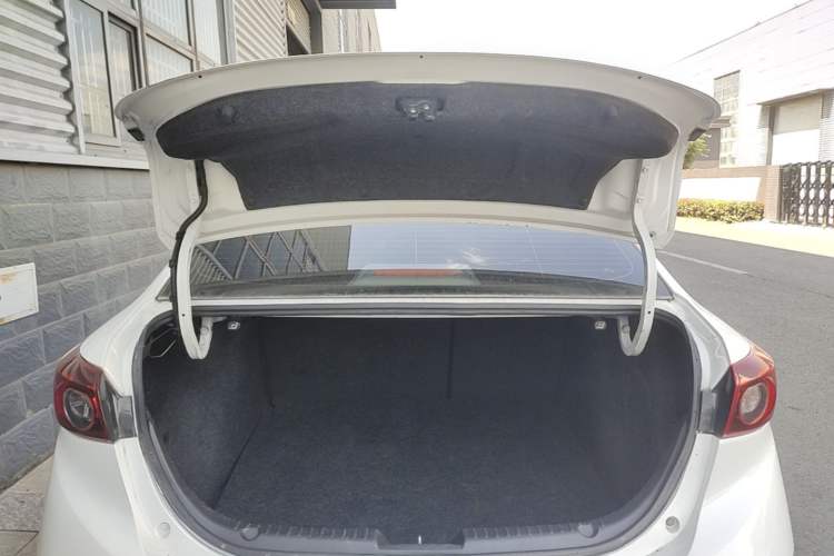 Used Mazda 3 Axela 2016 Sedan 2.0L Automatic Flagship Model Trunk