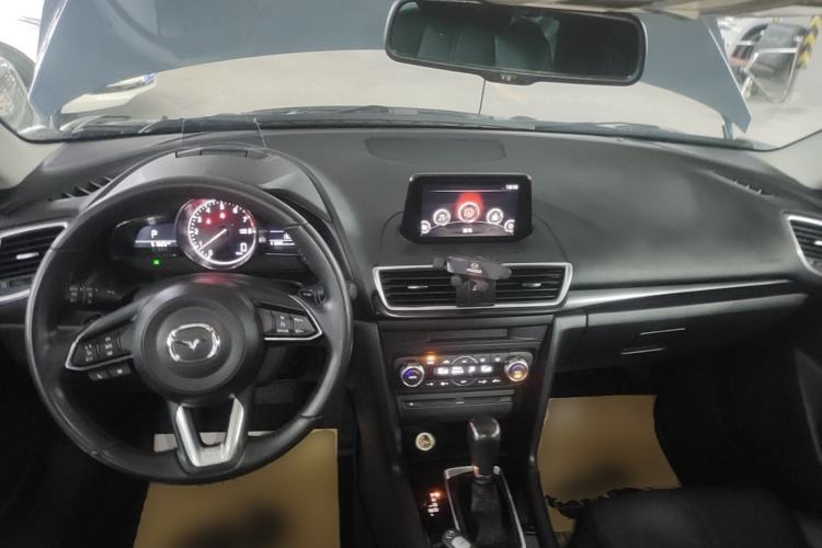 Used Mazda 3 Axela 2017 Hatchback 2.0L Automatic Sport Model China V Emission Standard Center Console