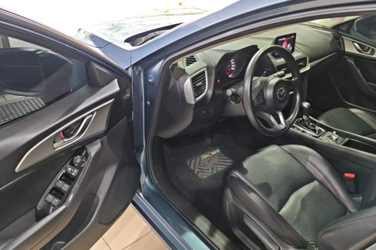 Used Mazda 3 Axela 2017 Hatchback 1.5L Automatic Luxury Model Emission Standard China V Driver Seat