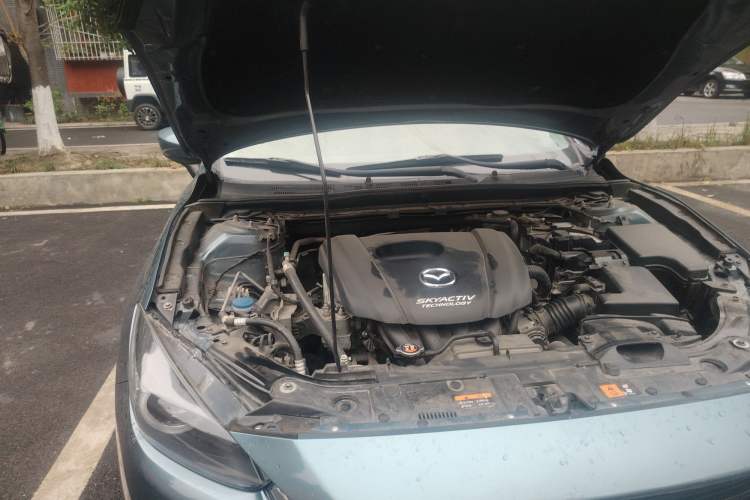 Used Mazda 3 Axela 2017 Sedan 1.5L Automatic Luxury Model China VI Standard Engine Bay Right