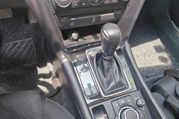 Used Mazda 3 Axela 2017 Sedan 1.5L Automatic Luxury Model Emission Standard China V Gear Lever