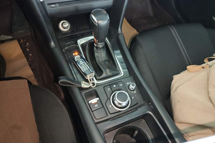 Used Mazda 3 Axela 2017 Sedan 1.5L Automatic Luxury Model Emission Standard China V Gear Lever
