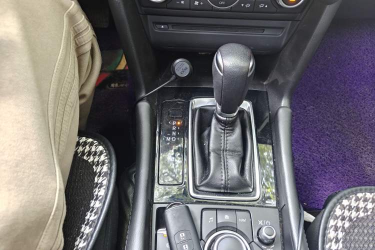 Used Mazda 3 Axela 2017 Hatchback 1.5L Automatic Luxury Model Emission Standard China V Gear Lever