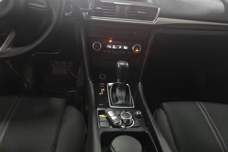 Used Mazda 3 Axela 2017 Sedan 1.5L Automatic Luxury Model Emission Standard China V Gear Lever