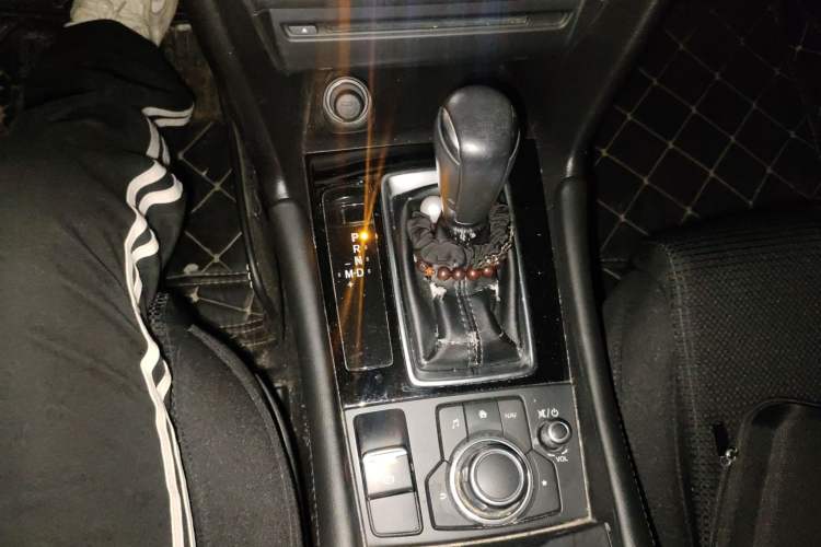 Used Mazda 3 Axela 2017 Hatchback 2.0L Automatic Luxury Model Emission Standard China V Gear Lever