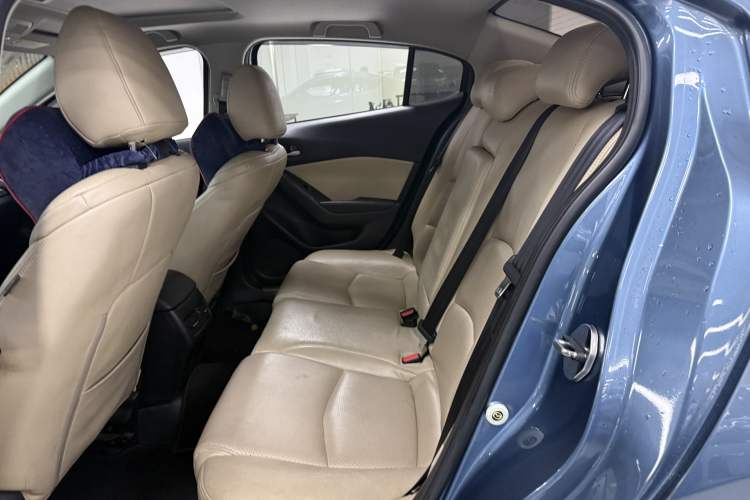 Used Mazda 3 Axela 2017 Sedan 1.5L Automatic Luxury Model Emission Standard China V Interior 4