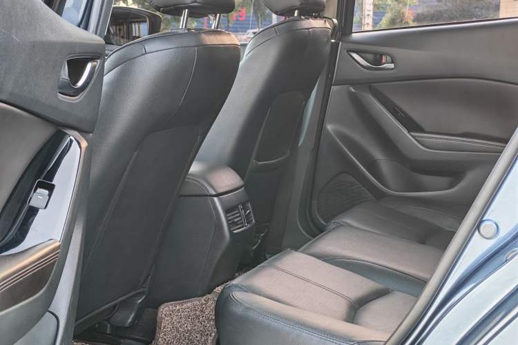 Used Mazda 3 Axela 2017 Sedan 2.0L Automatic Flagship Model China V Standard Interior 4