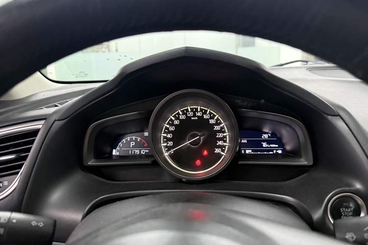 Used Mazda 3 Axela 2017 Sedan 1.5L Automatic Luxury Model Emission Standard China V Odometer Close Up