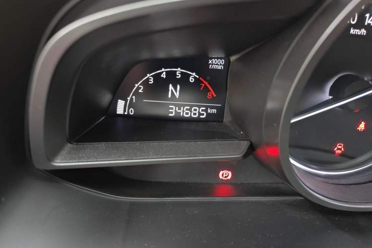 Used Mazda 3 Axela 2017 Sedan 1.5L Automatic Luxury Model China VI Standard Odometer Close Up