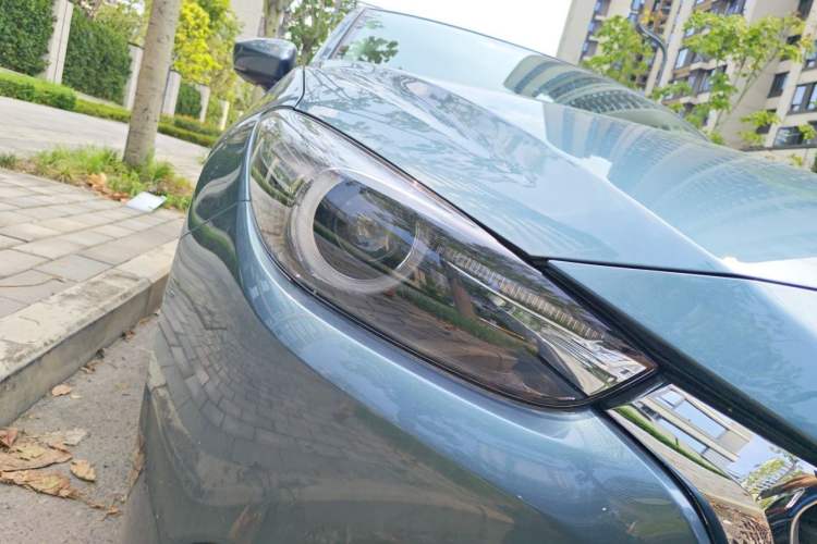 Used Mazda 3 Axela 2017 Sedan 1.5L Automatic Luxury Model Emission Standard China V Right Front Headlight