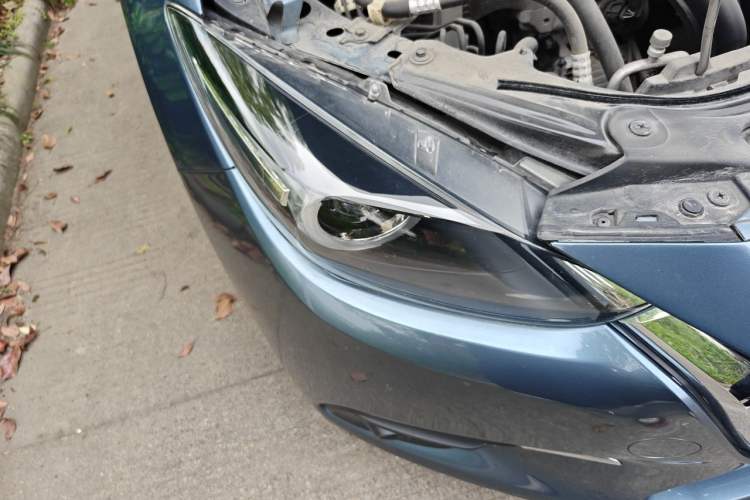 Used Mazda 3 Axela 2017 Sedan 1.5L Automatic Luxury Model Emission Standard China V Right Front Headlight