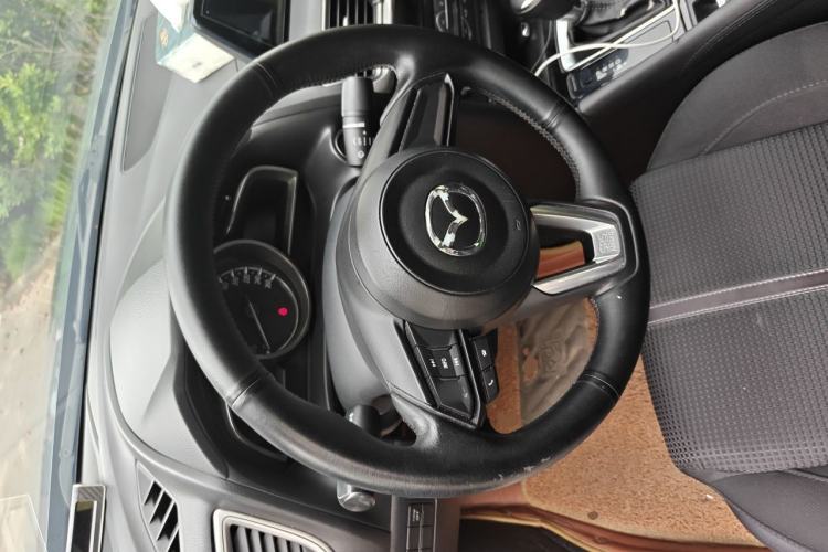 Used Mazda 3 Axela 2017 Sedan 1.5L Automatic Luxury Model Emission Standard China V Steering Wheel