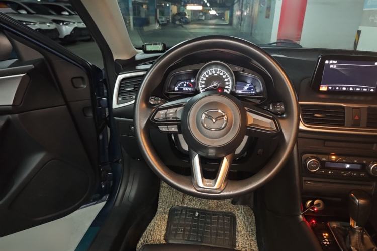 Used Mazda 3 Axela 2017 Hatchback 1.5L Automatic Luxury Model Emission Standard China V Steering Wheel