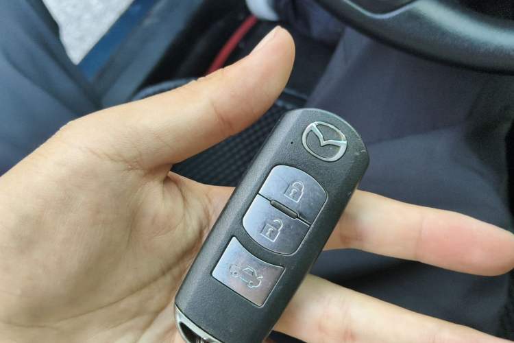 Used Mazda 3 Axela 2017 Sedan 1.5L Automatic Comfort Model China VI Standard Vehicle Key