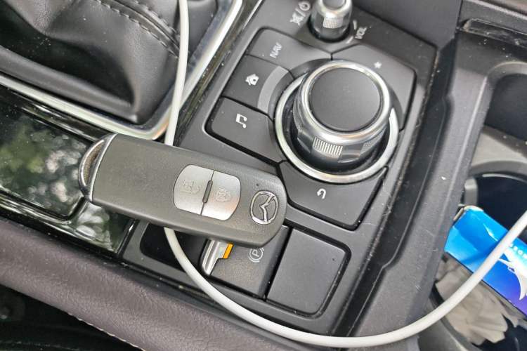 Used Mazda 3 Axela 2017 Hatchback 2.0L Automatic Sport Model China V Emission Standard Vehicle Key