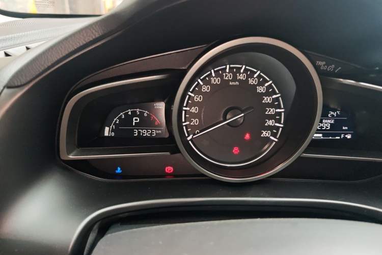 Used Mazda 3 Axela 2017 Sedan 1.5L Automatic Luxury Model Emission Standard China V Odometer Close Up