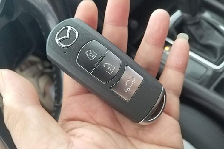 Used Mazda 3 Axela 2017 Sedan 2.0L Automatic Prestige Model China V Standard Vehicle Key