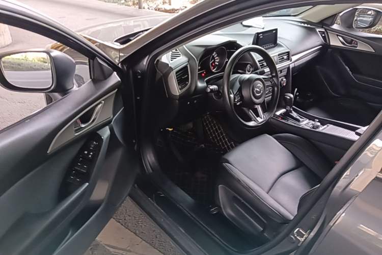 Used Mazda 3 Axela 2017 Sedan 1.5L Automatic Luxury Model Emission Standard China V Driver Seat
