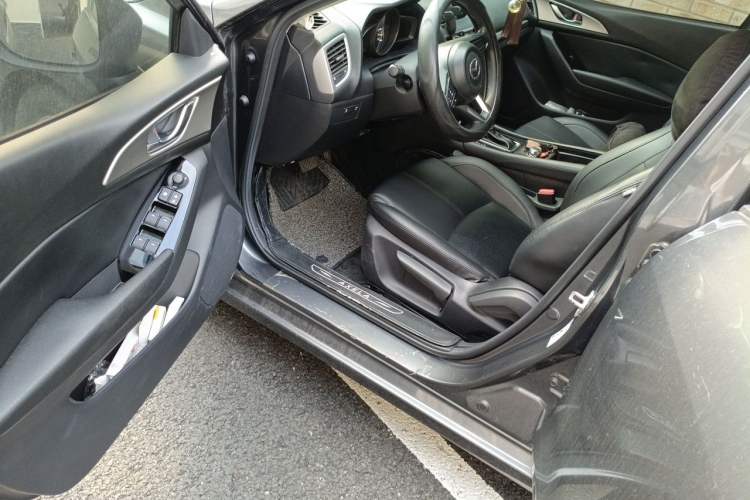 Used Mazda 3 Axela 2017 Hatchback 1.5L Automatic Luxury Model China VI Standard Driver Seat