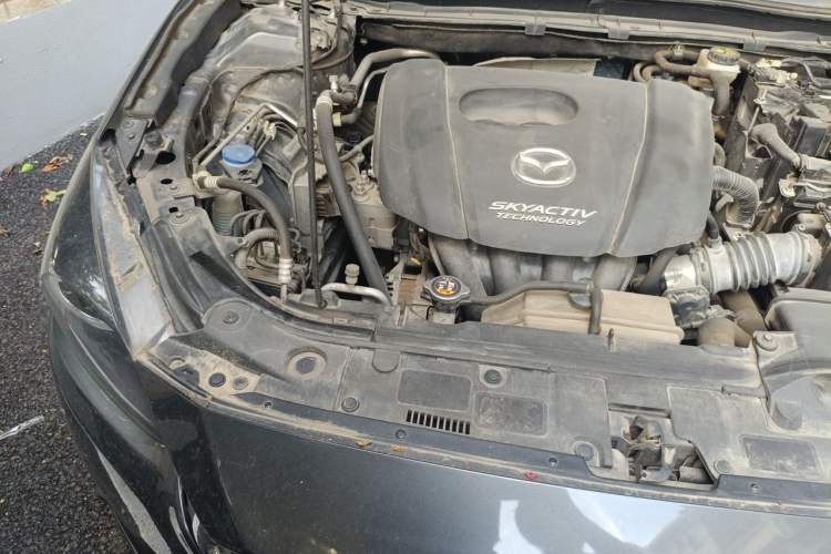 Used Mazda 3 Axela 2017 Hatchback 1.5L Automatic Luxury Model China VI Standard Engine Bay Right