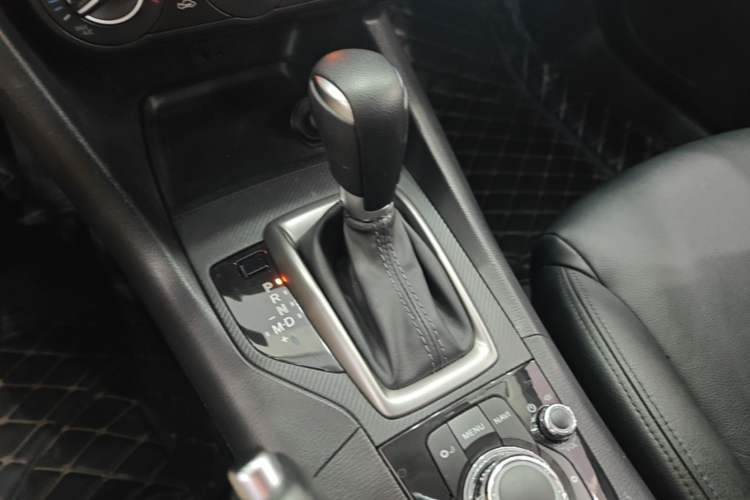 Used Mazda 3 Axela 2017 Hatchback 1.5L Automatic Comfort Model Emission Standard China V Gear Lever