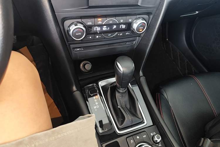 Used Mazda 3 Axela 2017 Sedan 1.5L Automatic Luxury Model Emission Standard China V Gear Lever