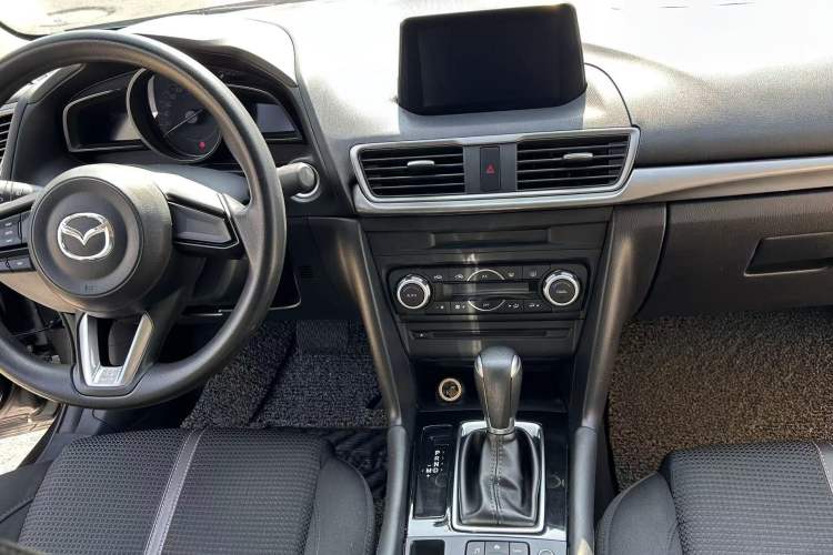 Used Mazda 3 Axela 2017 Sedan 1.5L Automatic Luxury Model Emission Standard China V Gear Lever