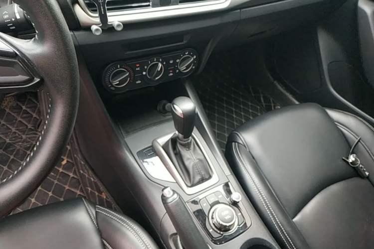 Used Mazda 3 Axela 2017 Sedan 1.5L Automatic Comfort Model Emission Standard China V Gear Lever