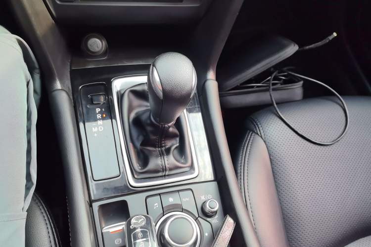 Used Mazda 3 Axela 2017 Sedan 1.5L Automatic Luxury Model China VI Standard Gear Lever