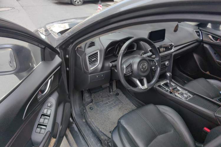 Used Mazda 3 Axela 2017 Hatchback 2.0L Automatic Sport Model China V Emission Standard Interior 3