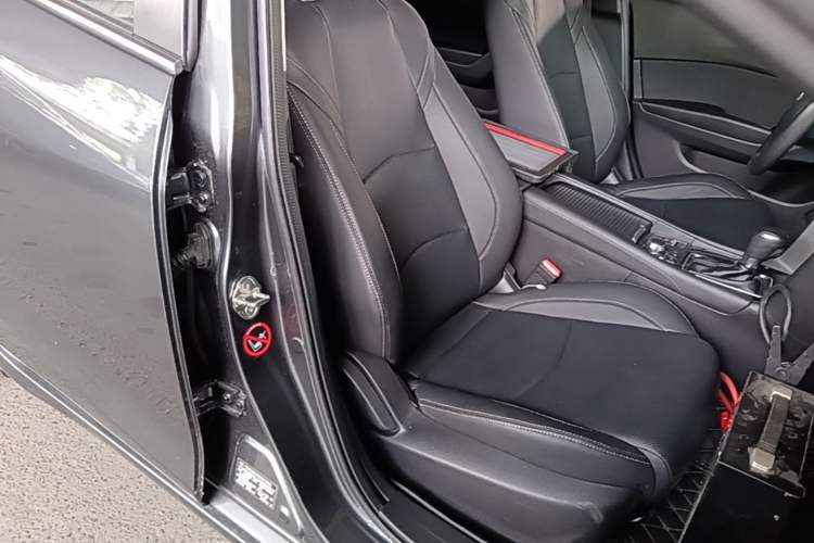 Used Mazda 3 Axela 2017 Sedan 1.5L Automatic Luxury Model Emission Standard China V Right Front Seat