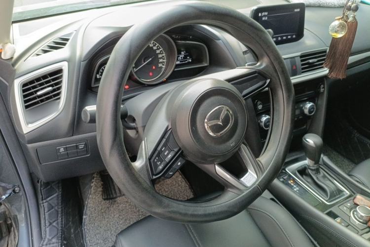 Used Mazda 3 Axela 2017 Hatchback 1.5L Automatic Luxury Model China VI Standard Steering Wheel