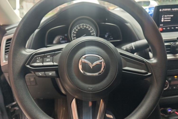 Used Mazda 3 Axela 2017 Sedan 1.5L Automatic Luxury Model China VI Standard Steering Wheel