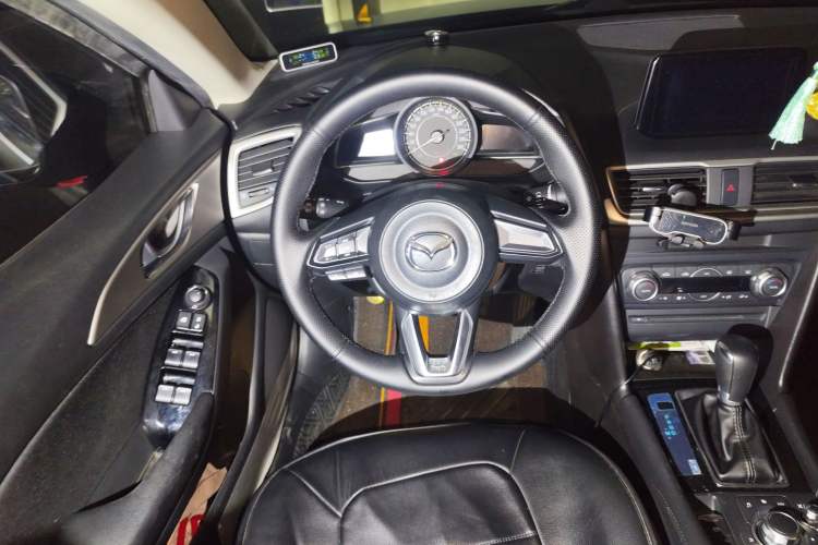 Used Mazda 3 Axela 2017 Sedan 1.5L Automatic Luxury Model China VI Standard Steering Wheel