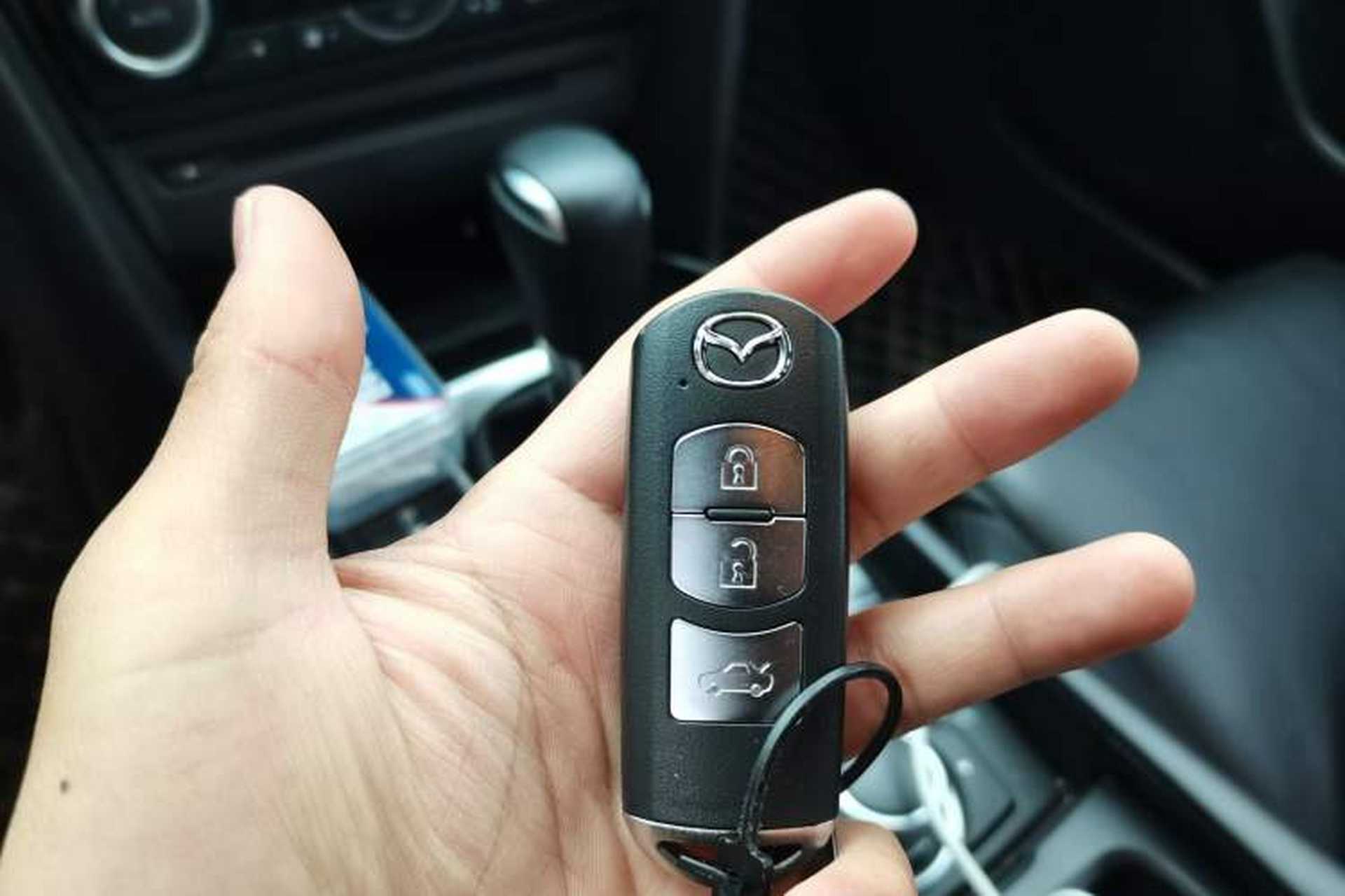 Used Mazda 3 Axela 2017 Sedan 1.5L Automatic Luxury Model China VI Standard Vehicle Key