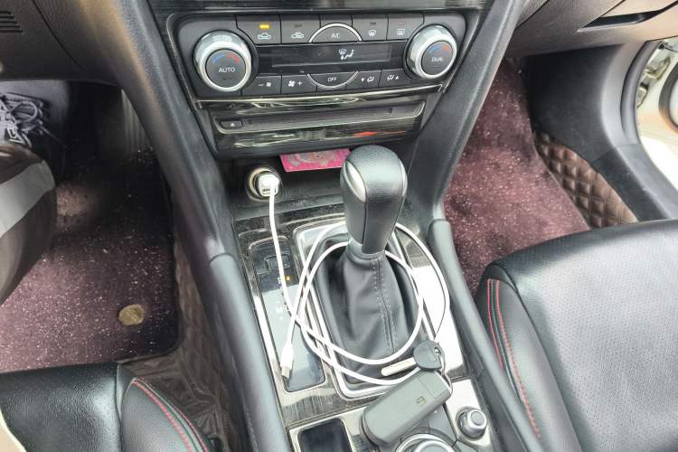 Used Mazda 3 Axela 2017 Sedan 1.5L Automatic Luxury Model Emission Standard China V Gear Lever