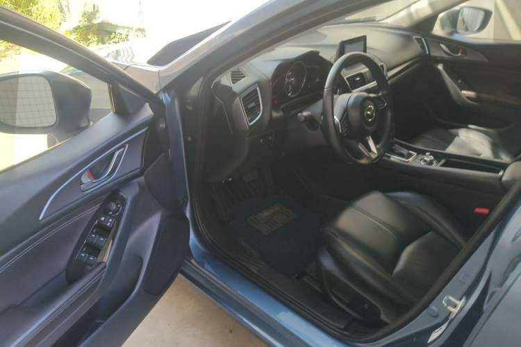 Used Mazda 3 Axela 2017 Hatchback 2.0L Automatic Sport Model China V Emission Standard Driver Seat