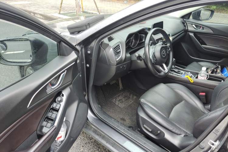 Used Mazda 3 Axela 2017 Hatchback 2.0L Automatic Sport Model China V Emission Standard Driver Seat