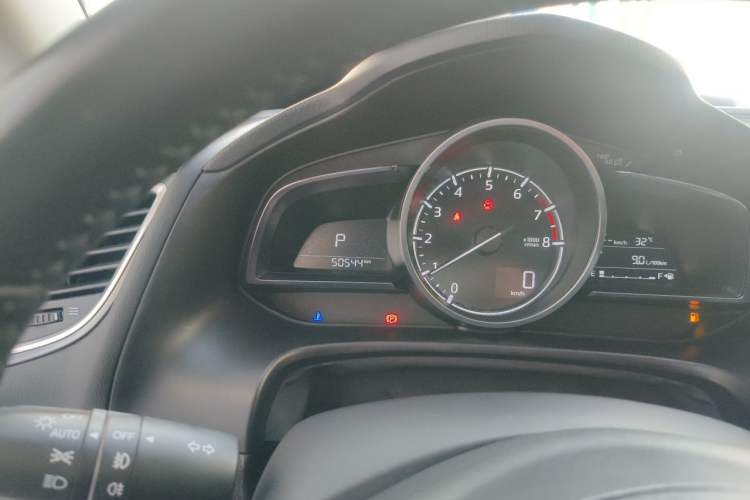 Used Mazda 3 Axela 2017 Hatchback 2.0L Automatic Sport Model China V Emission Standard Odometer Close Up