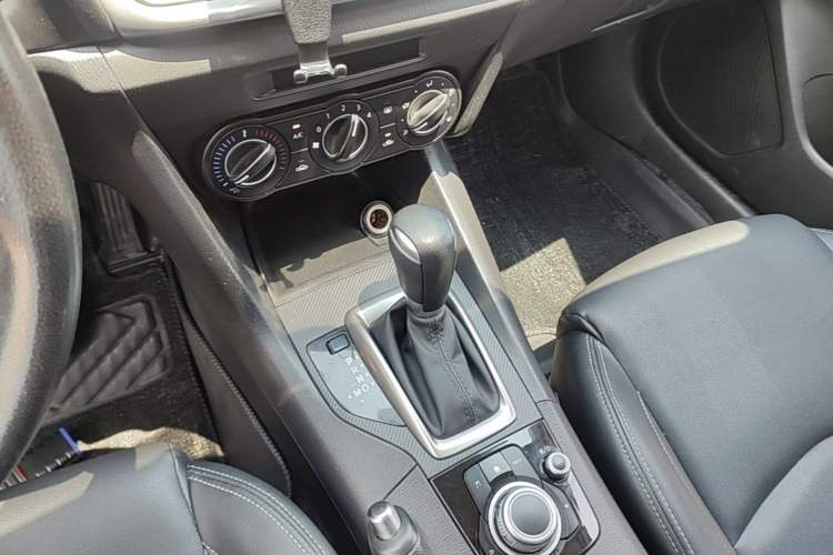 Used Mazda 3 Axela 2017 Sedan 1.5L Automatic Comfort Model Emission Standard China V Gear Lever
