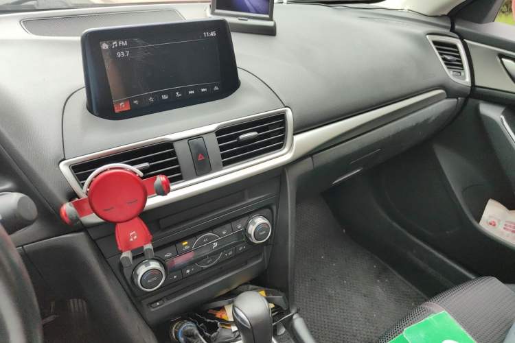 Used Mazda 3 Axela 2017 Hatchback 2.0L Automatic Luxury Model China VI Standard Audio And AC Panel