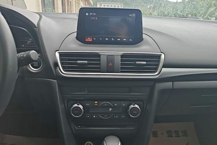 Used Mazda 3 Axela 2017 Hatchback 2.0L Automatic Sport Model China V Emission Standard Audio And AC Panel