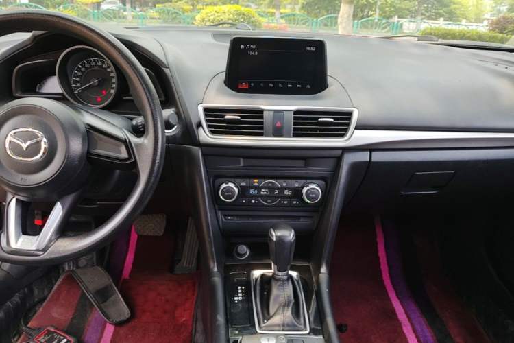 Used Mazda 3 Axela 2017 Hatchback 1.5L Automatic Luxury Model China VI Standard Audio And AC Panel