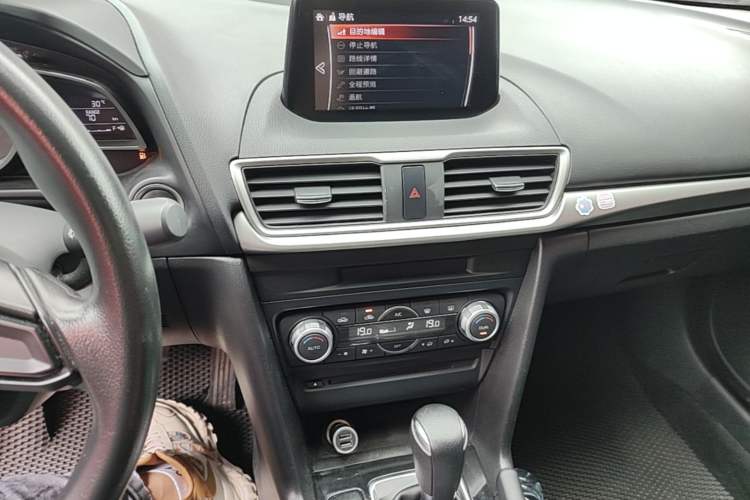 Used Mazda 3 Axela 2017 Sedan 1.5L Automatic Luxury Model China VI Standard Audio And AC Panel