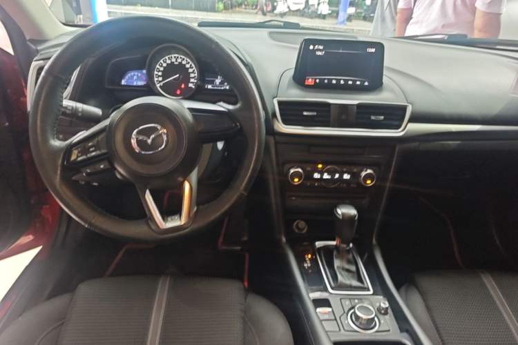 Used Mazda 3 Axela 2017 Sedan 1.5L Automatic Luxury Model China VI Standard Center Console