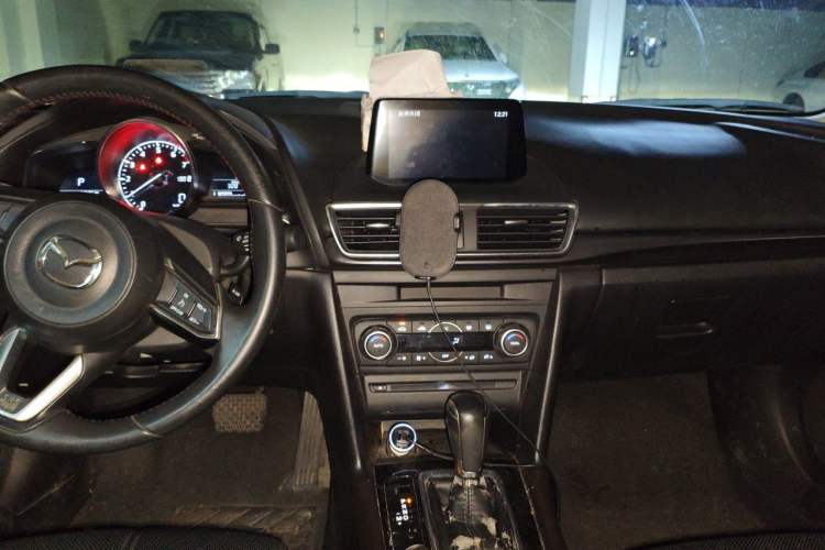 Used Mazda 3 Axela 2017 Hatchback 2.0L Automatic Sport Model China V Emission Standard Center Console