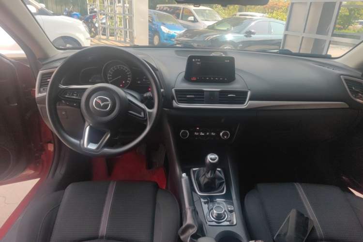 Used Mazda 3 Axela 2017 Sedan 1.5L Manual Luxury Model China VI Standard Center Console